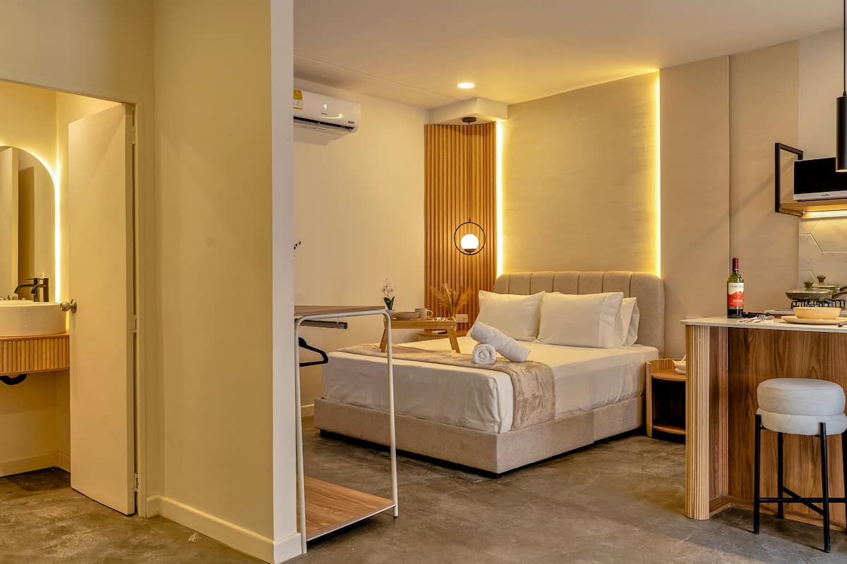 Aura ~ Loft zen con patio y jacuzzi + aire acondicionado