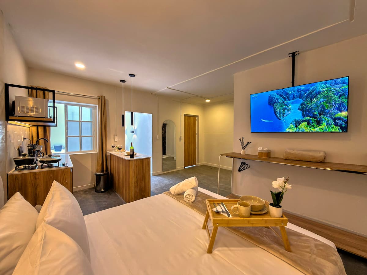 Aura ~ Loft zen con patio y jacuzzi + aire acondicionado