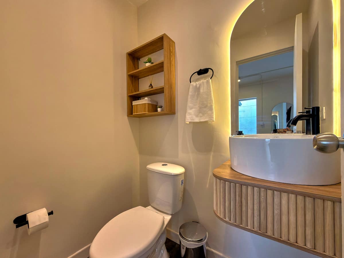 Aura ~ Loft zen con patio y jacuzzi + aire acondicionado