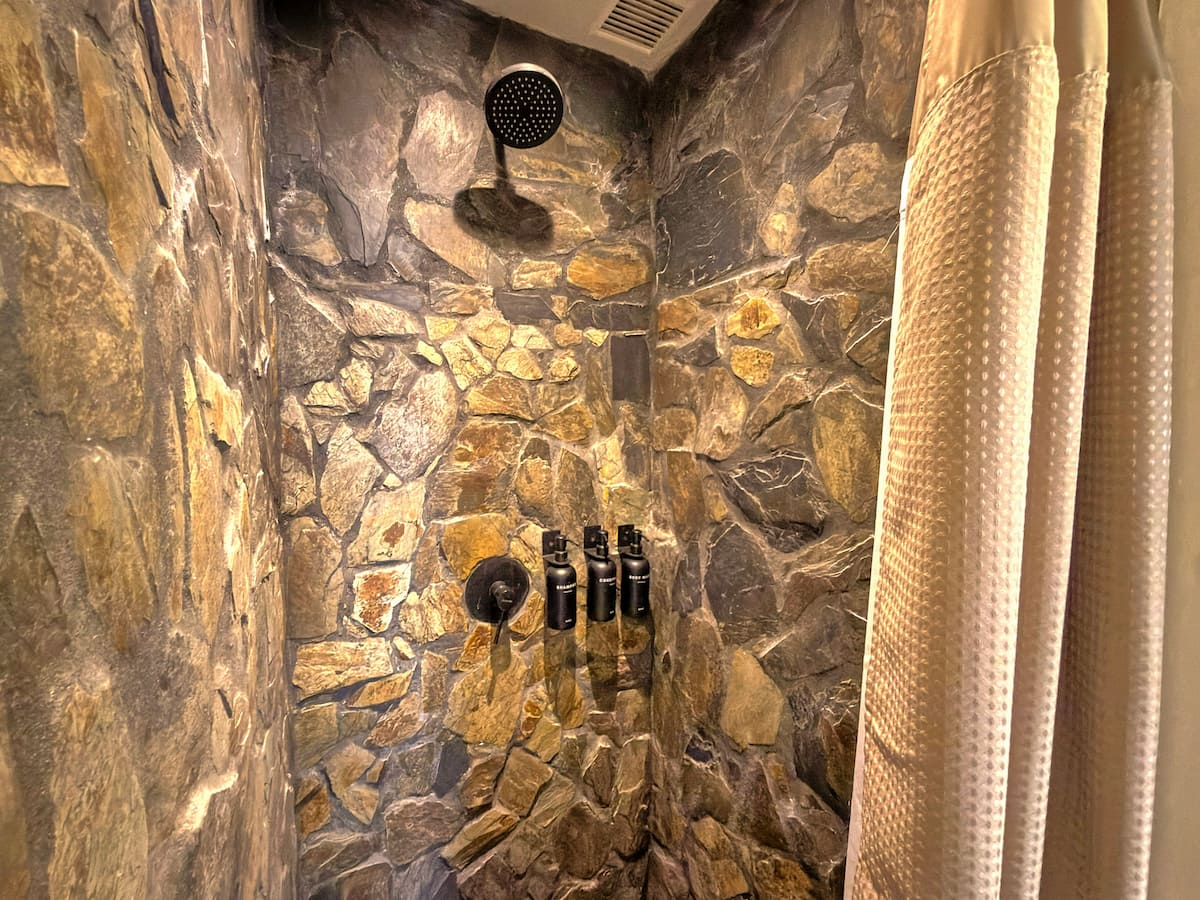 Aura ~ Loft zen con patio y jacuzzi + aire acondicionado
