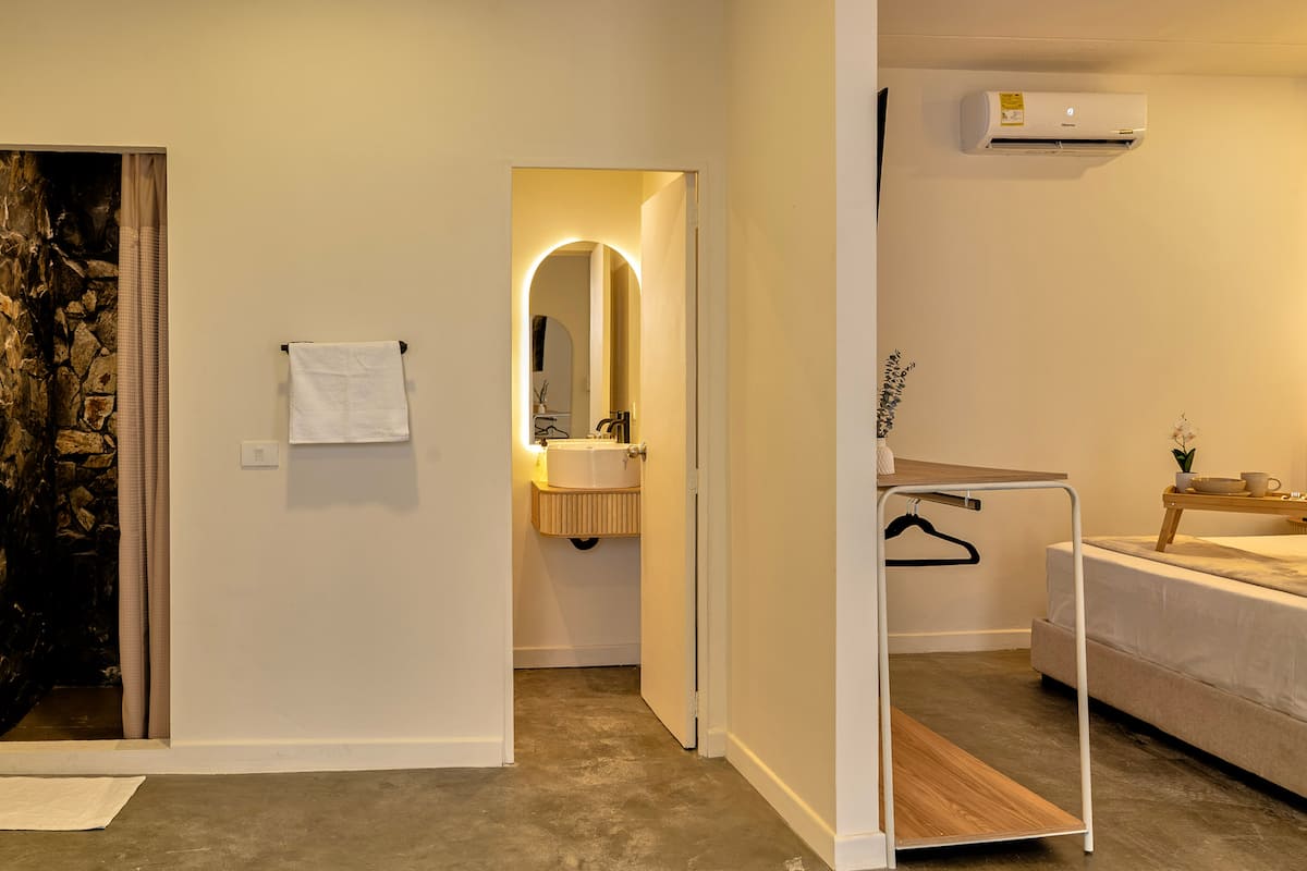 Aura ~ Loft zen con patio y jacuzzi + aire acondicionado