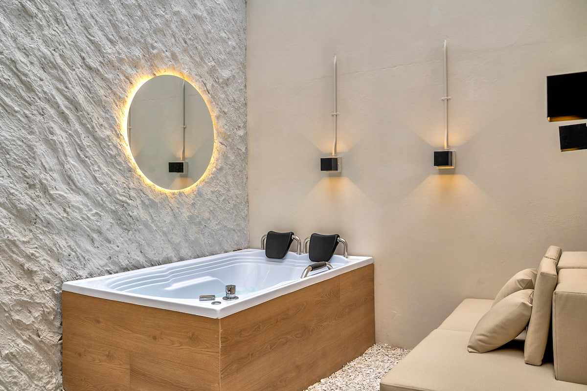 Aura ~ Loft zen con patio y jacuzzi + aire acondicionado