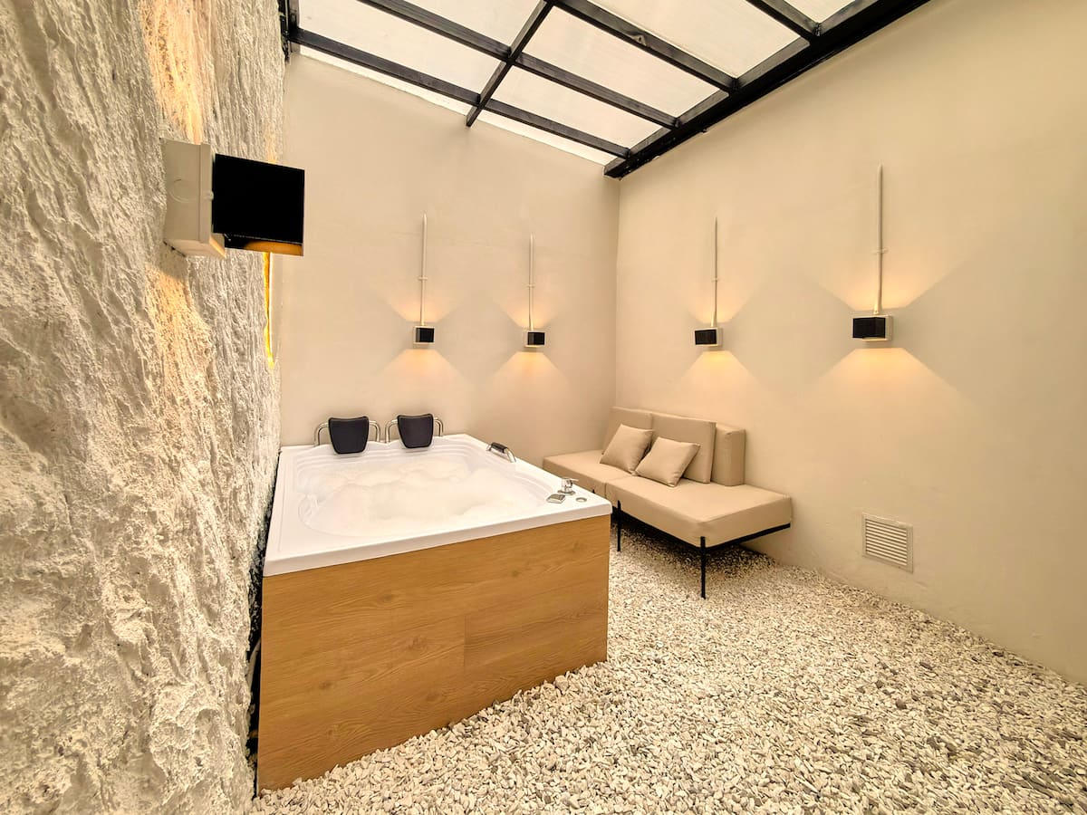 Aura ~ Loft zen con patio y jacuzzi + aire acondicionado