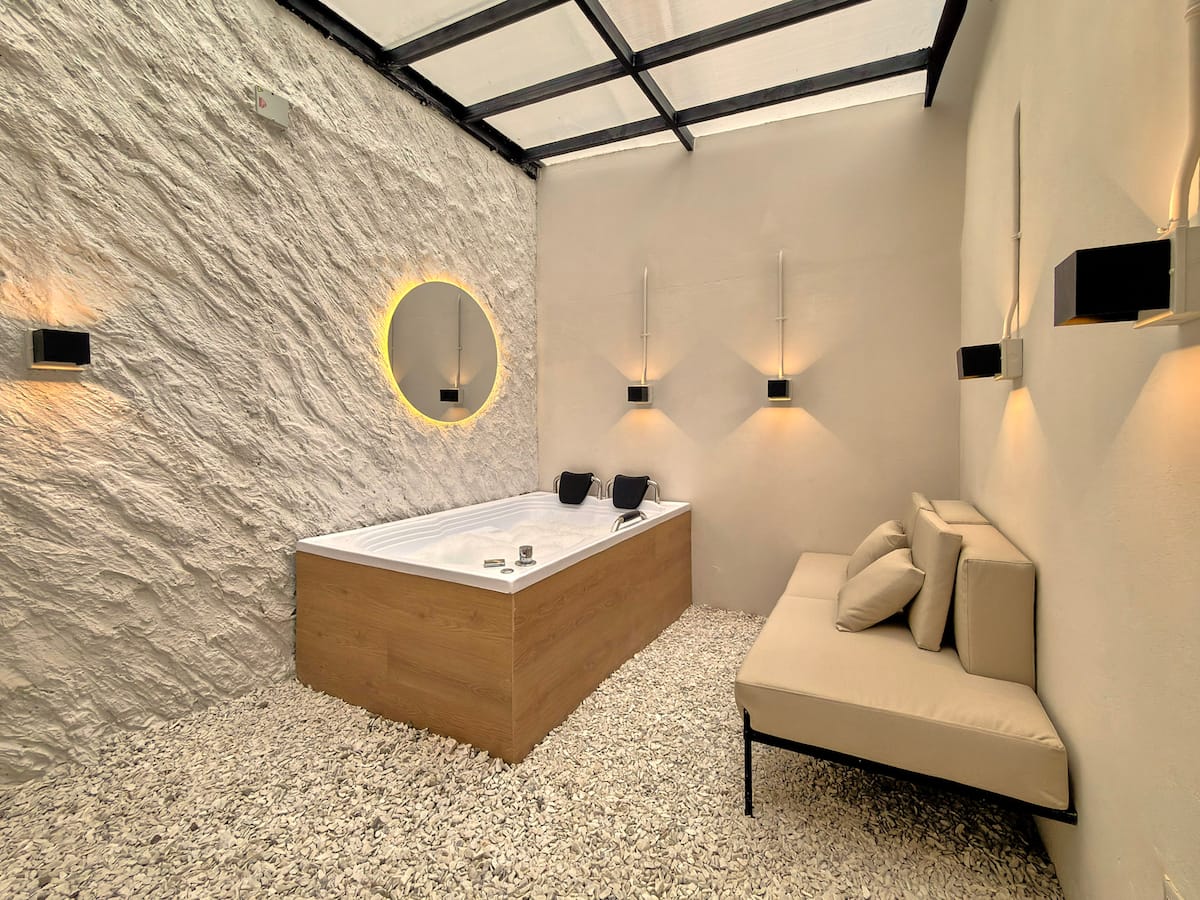 Aura ~ Loft zen con patio y jacuzzi + aire acondicionado