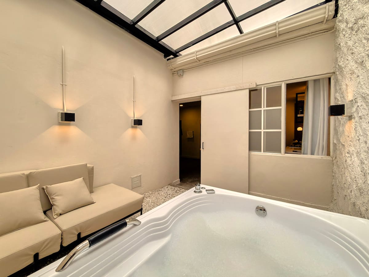 Aura ~ Loft zen con patio y jacuzzi + aire acondicionado