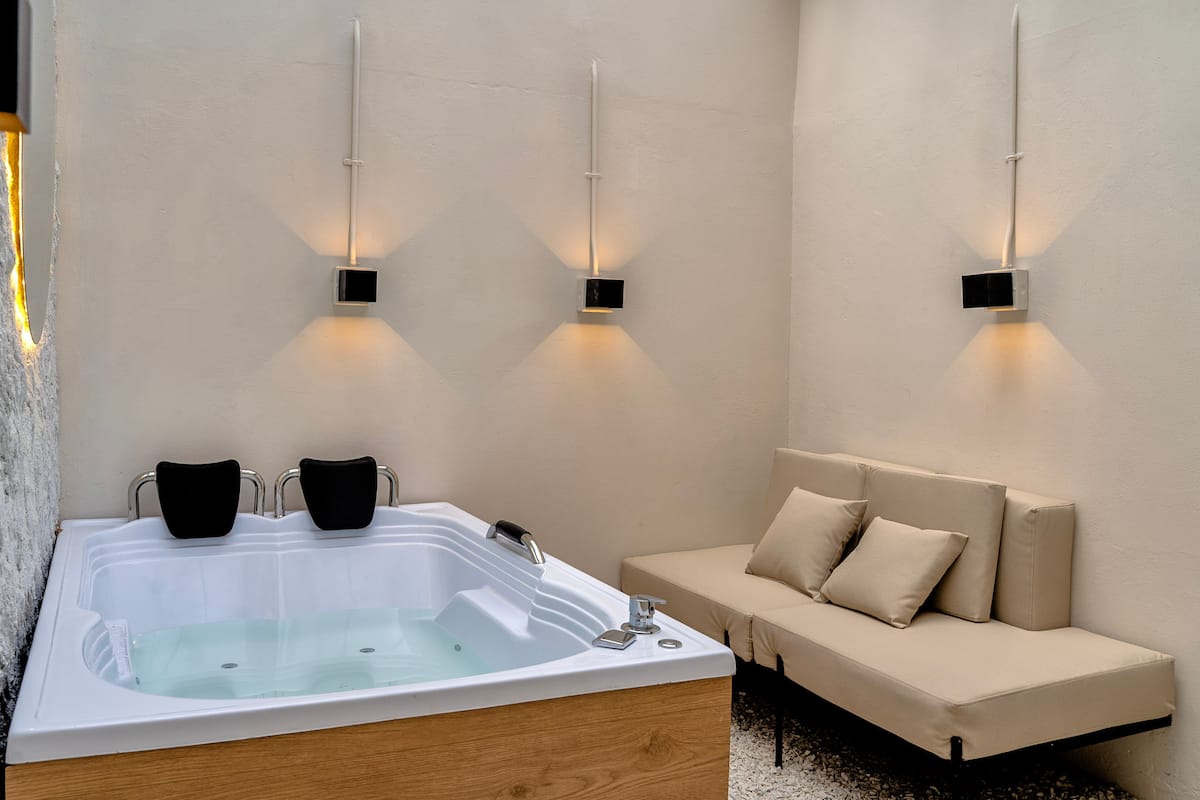 Aura ~ Loft zen con patio y jacuzzi + aire acondicionado