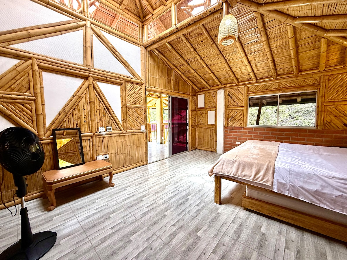 Eco Lodge con jacuzzi y piscinas naturales en el río