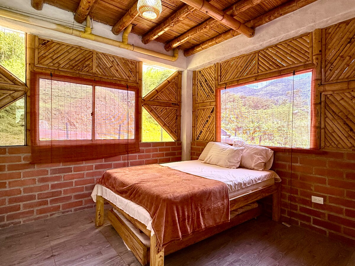 Eco Lodge con jacuzzi y piscinas naturales en el río