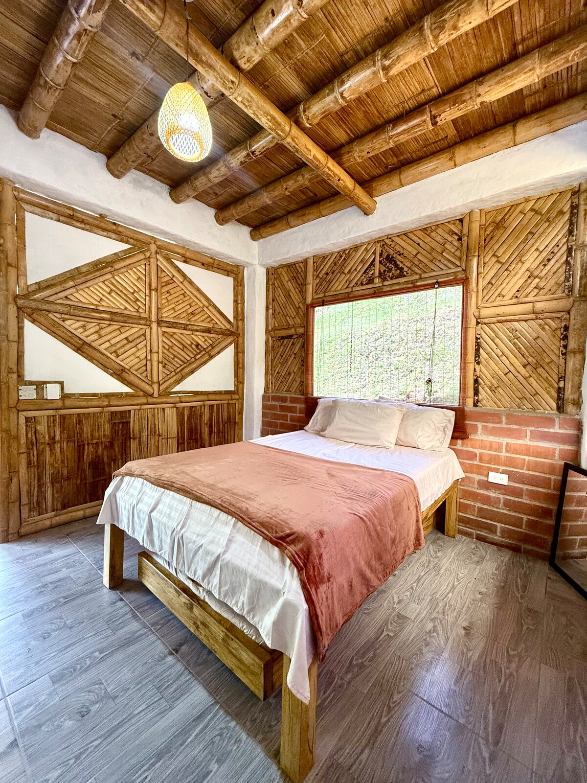 Eco Lodge con jacuzzi y piscinas naturales en el río