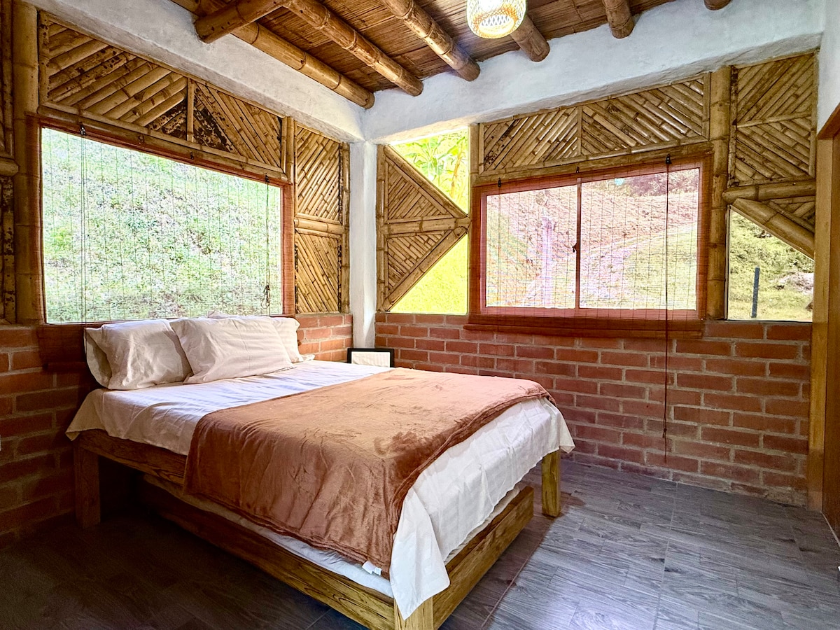 Eco Lodge con jacuzzi y piscinas naturales en el río