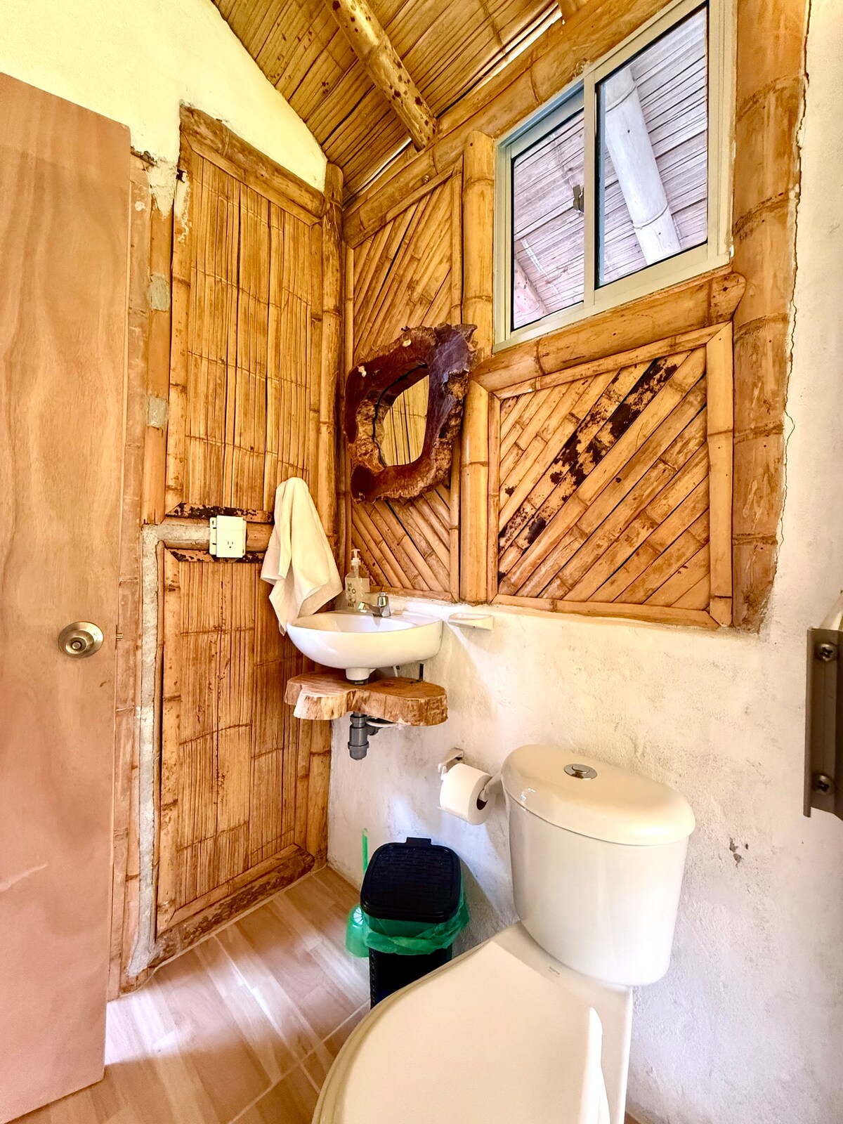 Eco Lodge con jacuzzi y piscinas naturales en el río