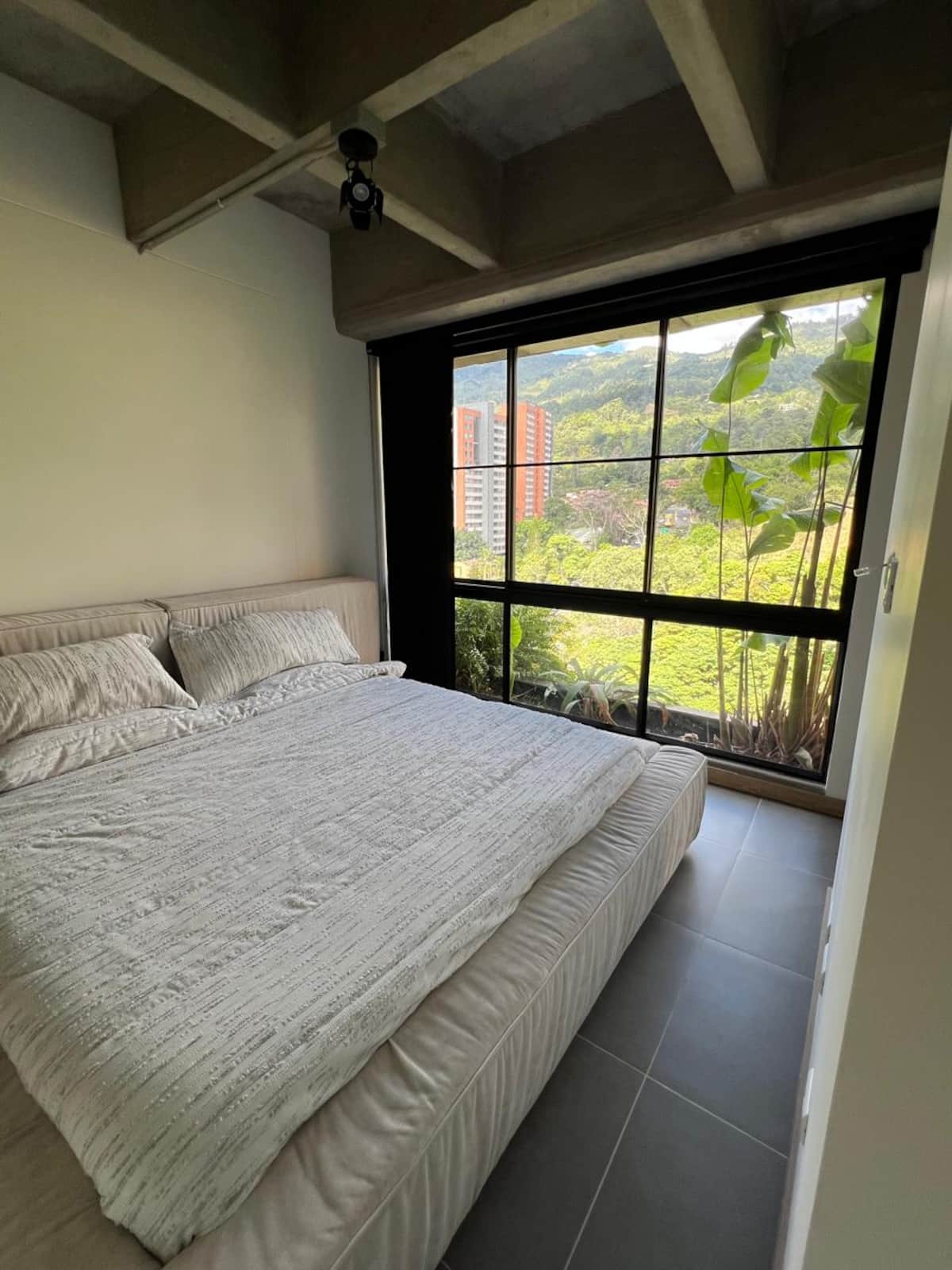 Loft con vista + 2 baños | Junto a City Plaza