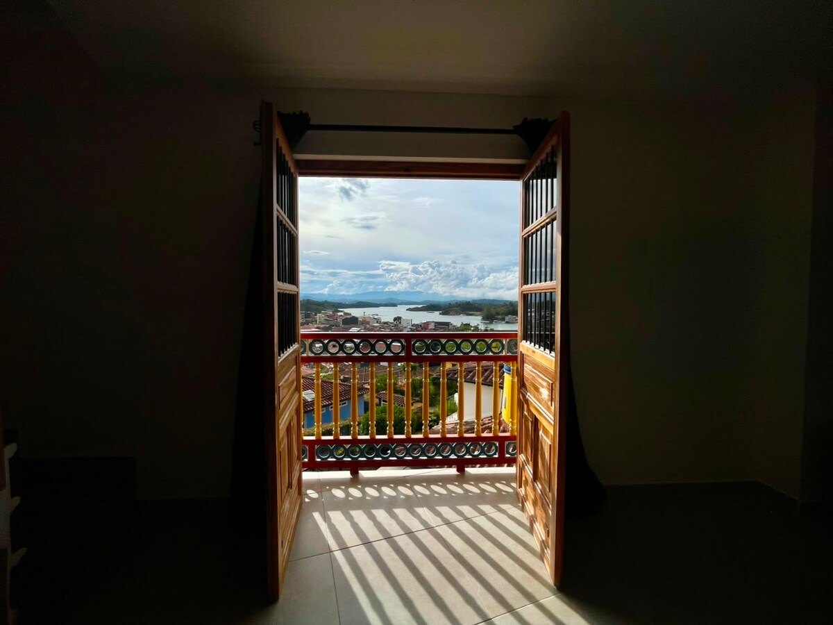 Vista al embalse, jacuzzi y parqueadero.