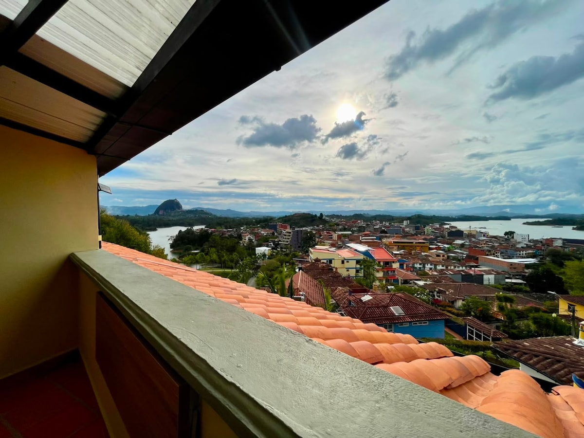 Vista al embalse, jacuzzi y parqueadero.