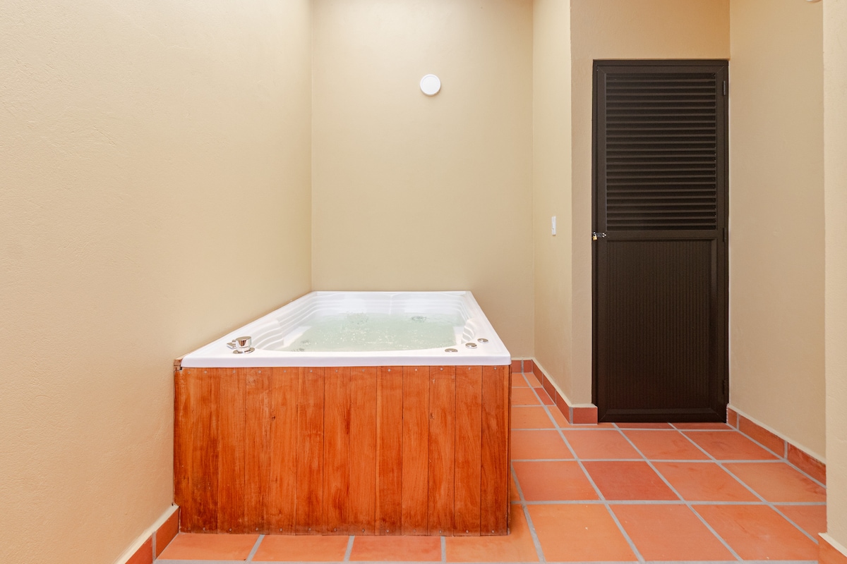 Vista al embalse, jacuzzi y parqueadero.