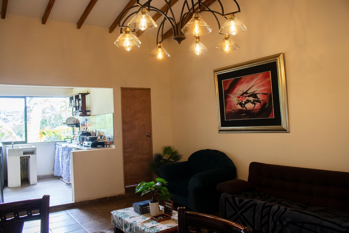 Acogedora Casa De Campo Con Amplios Jardines