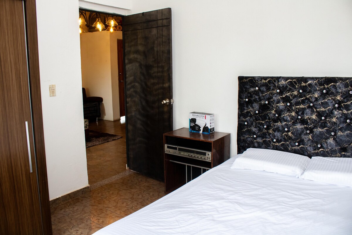 Acogedora Casa De Campo Con Amplios Jardines