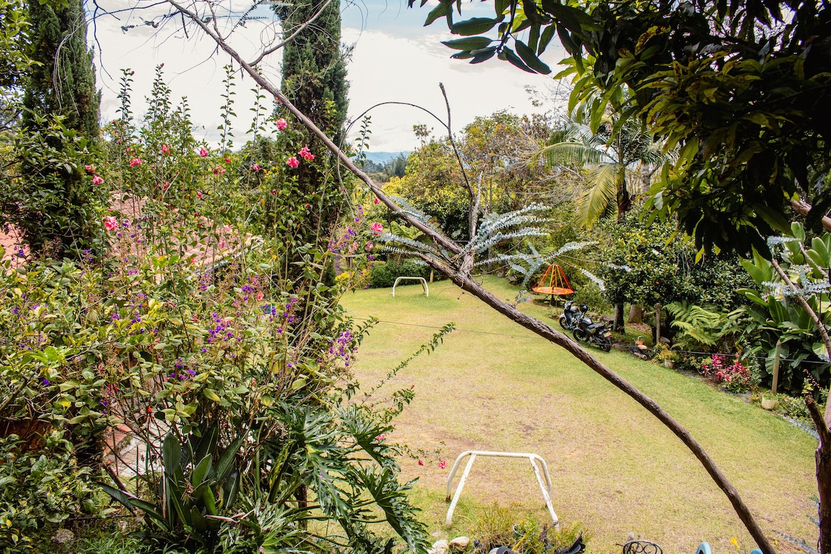 Acogedora Casa De Campo Con Amplios Jardines
