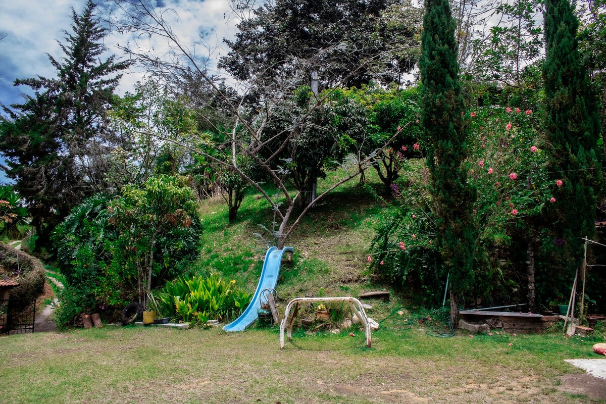 Acogedora Casa De Campo Con Amplios Jardines