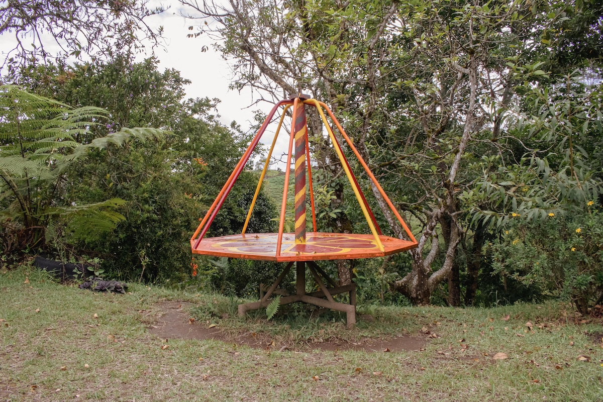 Acogedora Casa De Campo Con Amplios Jardines