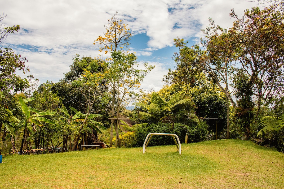 Acogedora Casa De Campo Con Amplios Jardines
