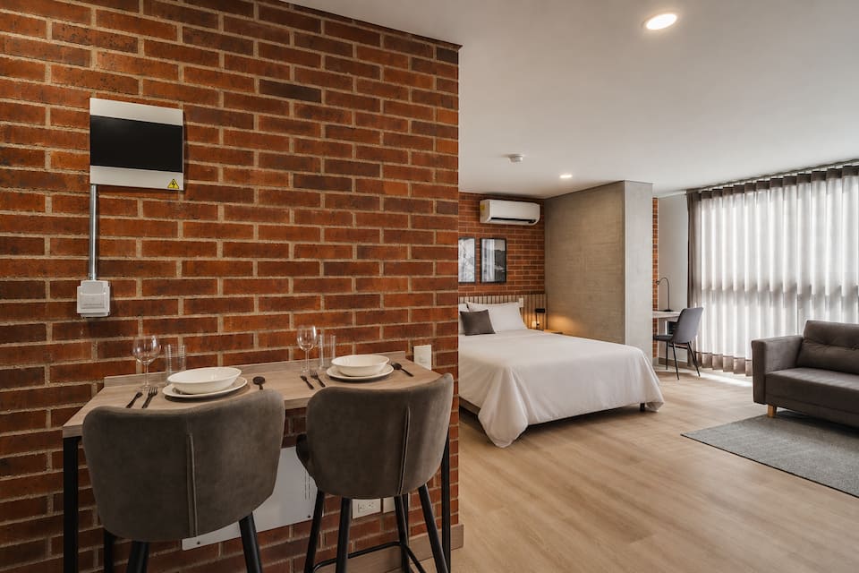 ¡Espectacular apto en Laureles con A/C y Gym!