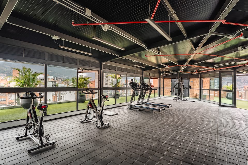 ¡Espectacular apto en Laureles con A/C y Gym!