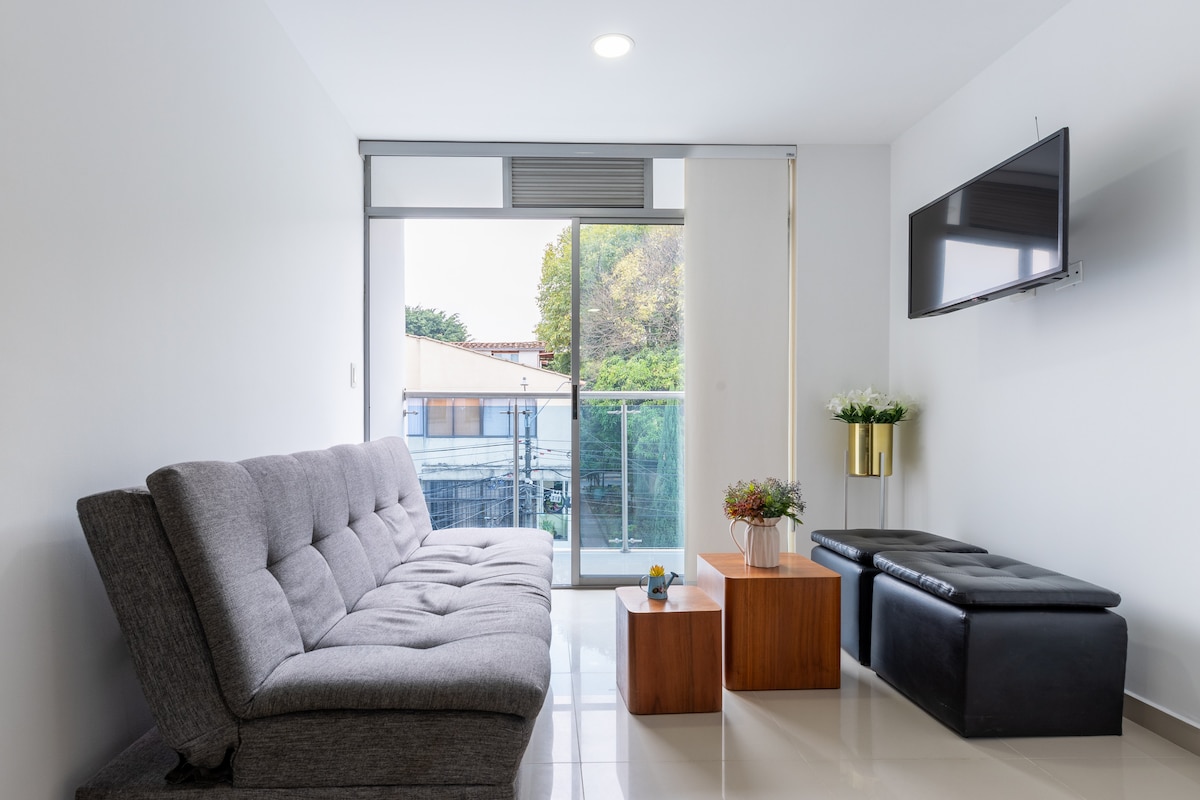 Moderno departamento de 3 dormitorios • Balcón • Estacionamiento • Cerca de Laureles