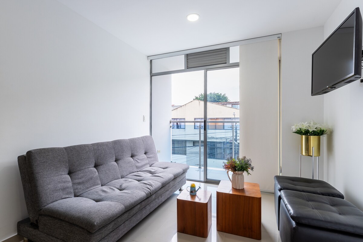 Moderno departamento de 3 dormitorios • Balcón • Estacionamiento • Cerca de Laureles