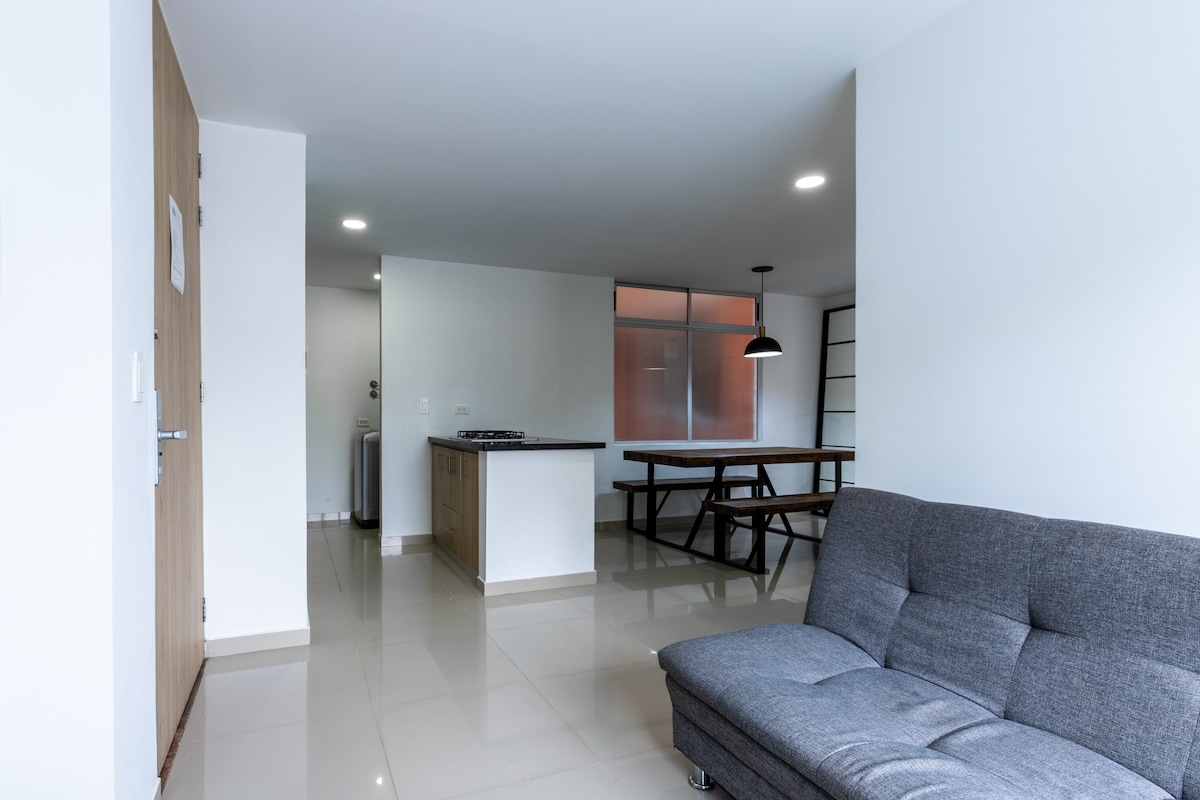 Moderno departamento de 3 dormitorios • Balcón • Estacionamiento • Cerca de Laureles