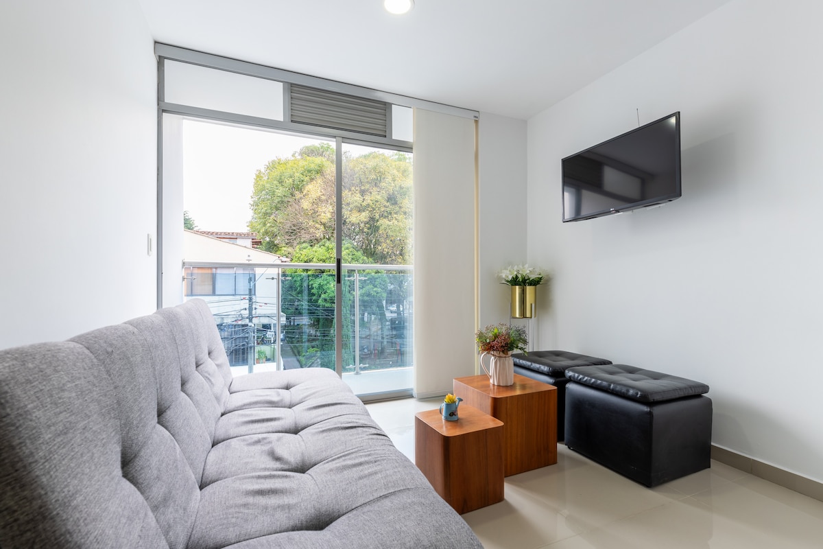 Moderno departamento de 3 dormitorios • Balcón • Estacionamiento • Cerca de Laureles