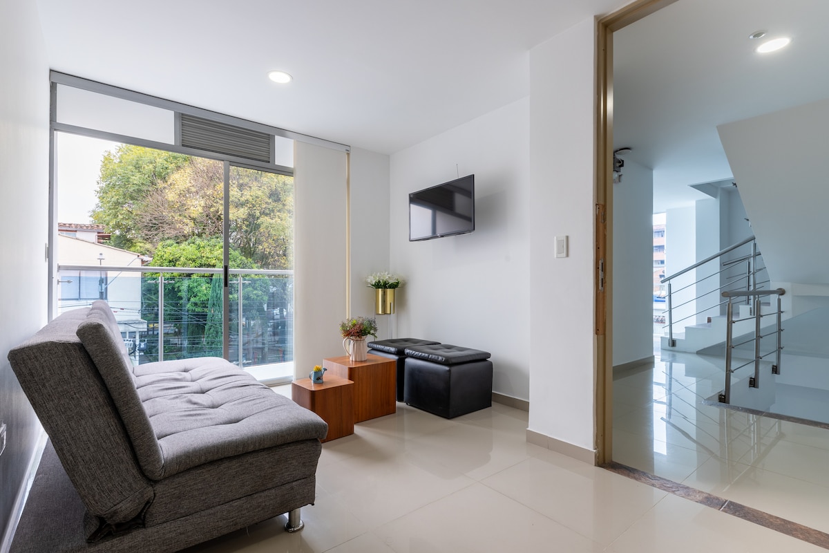 Moderno departamento de 3 dormitorios • Balcón • Estacionamiento • Cerca de Laureles