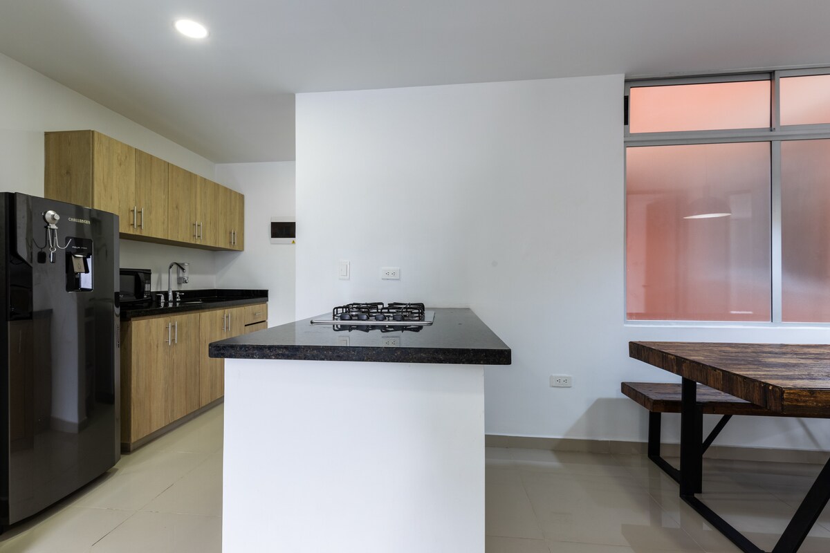Moderno departamento de 3 dormitorios • Balcón • Estacionamiento • Cerca de Laureles