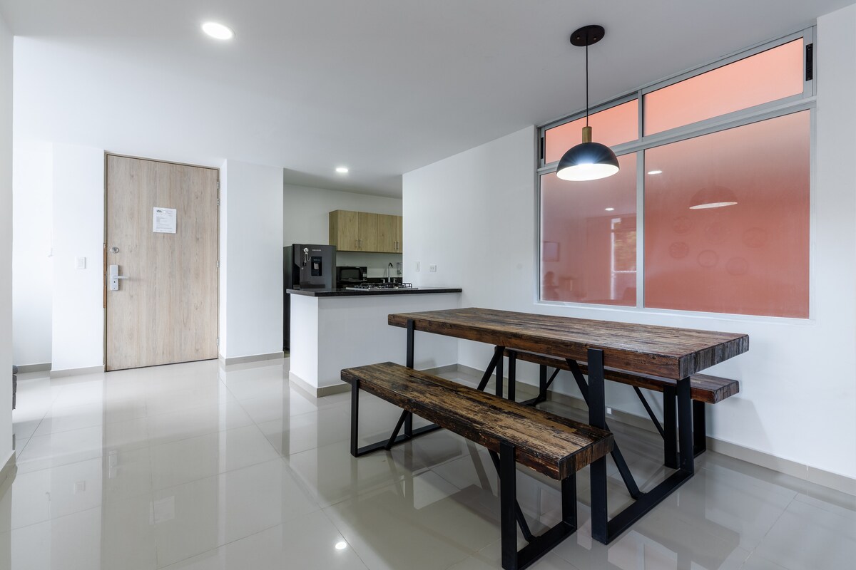 Moderno departamento de 3 dormitorios • Balcón • Estacionamiento • Cerca de Laureles