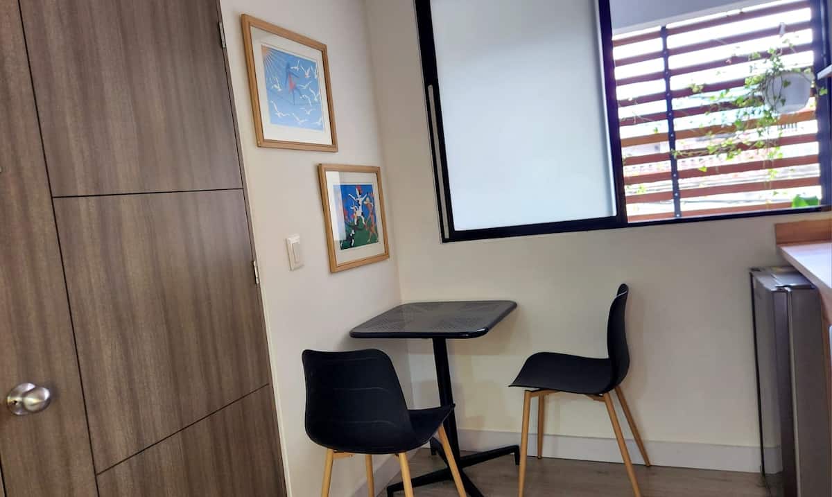 Estudio pequeño con todo lo necesario