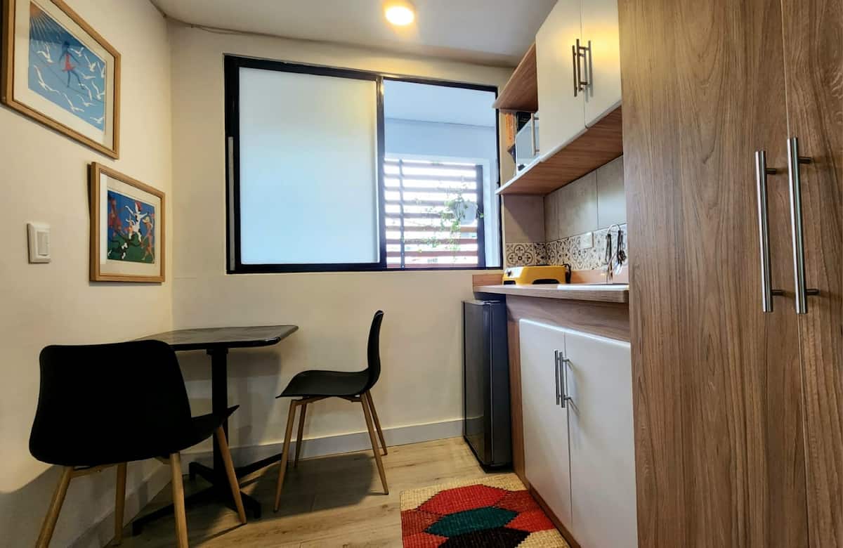 Estudio pequeño con todo lo necesario