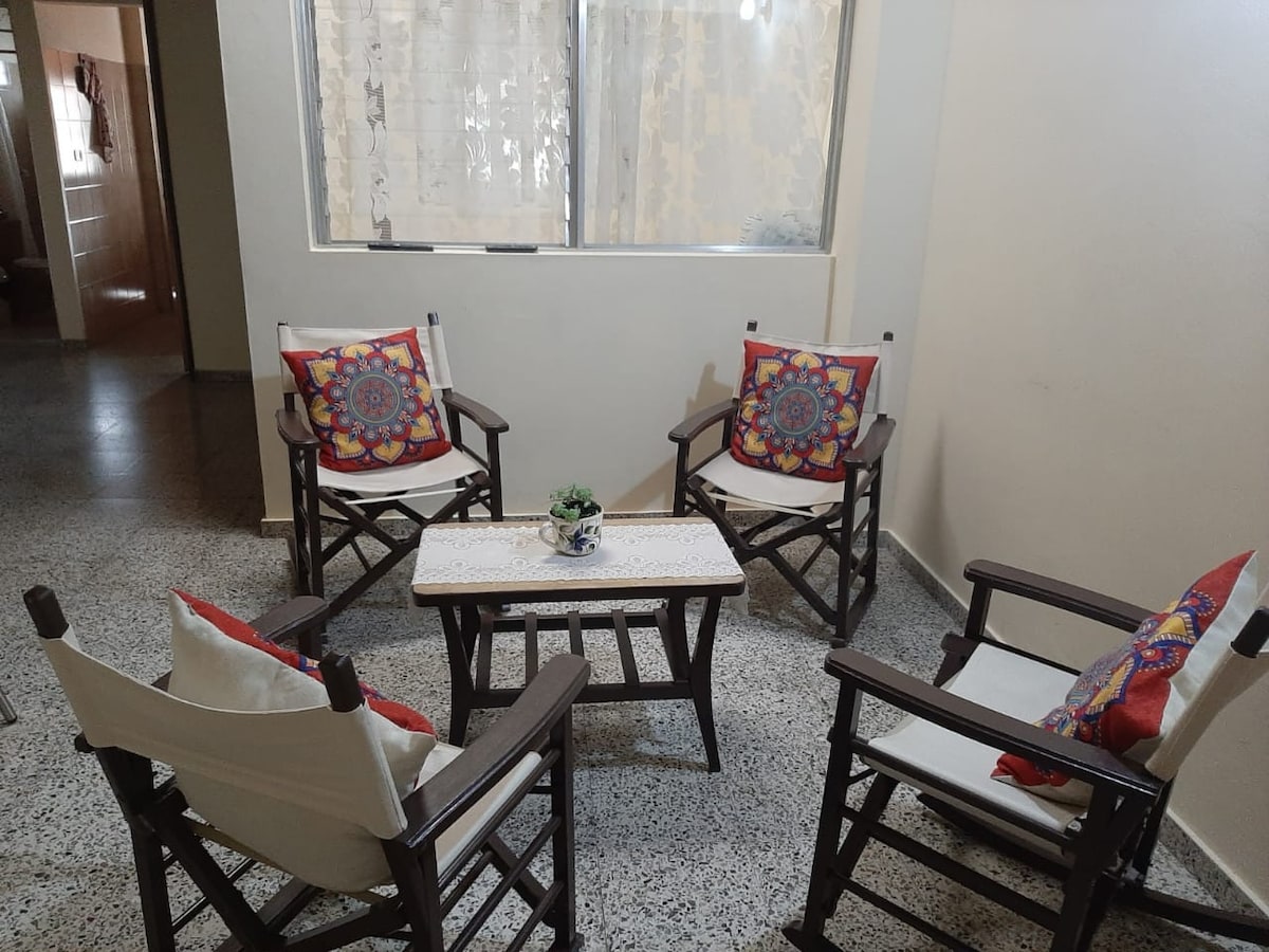 Apartamento céntrico. Terraza. Cerca de todo.
