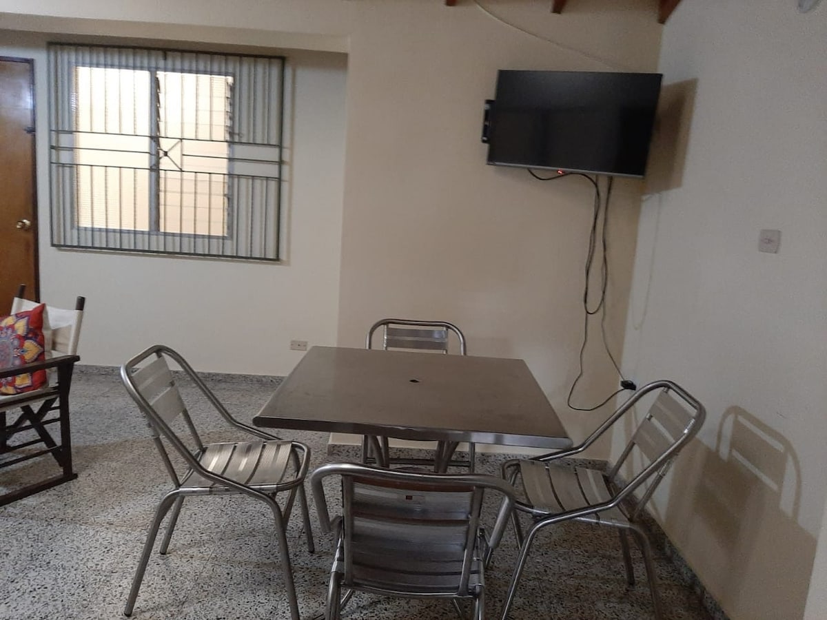 Apartamento céntrico. Terraza. Cerca de todo.