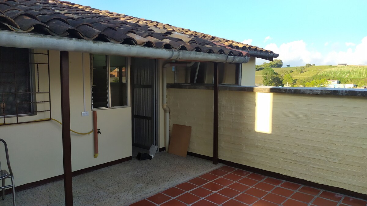 Apartamento céntrico. Terraza. Cerca de todo.
