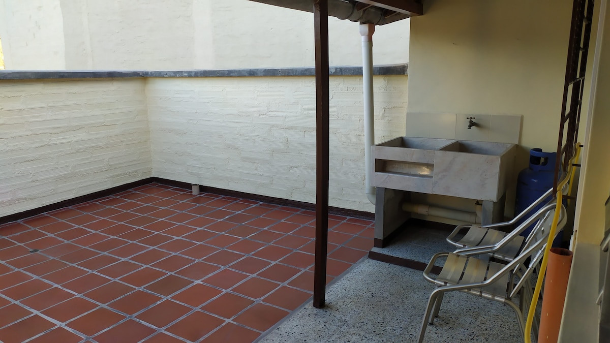 Apartamento céntrico. Terraza. Cerca de todo.
