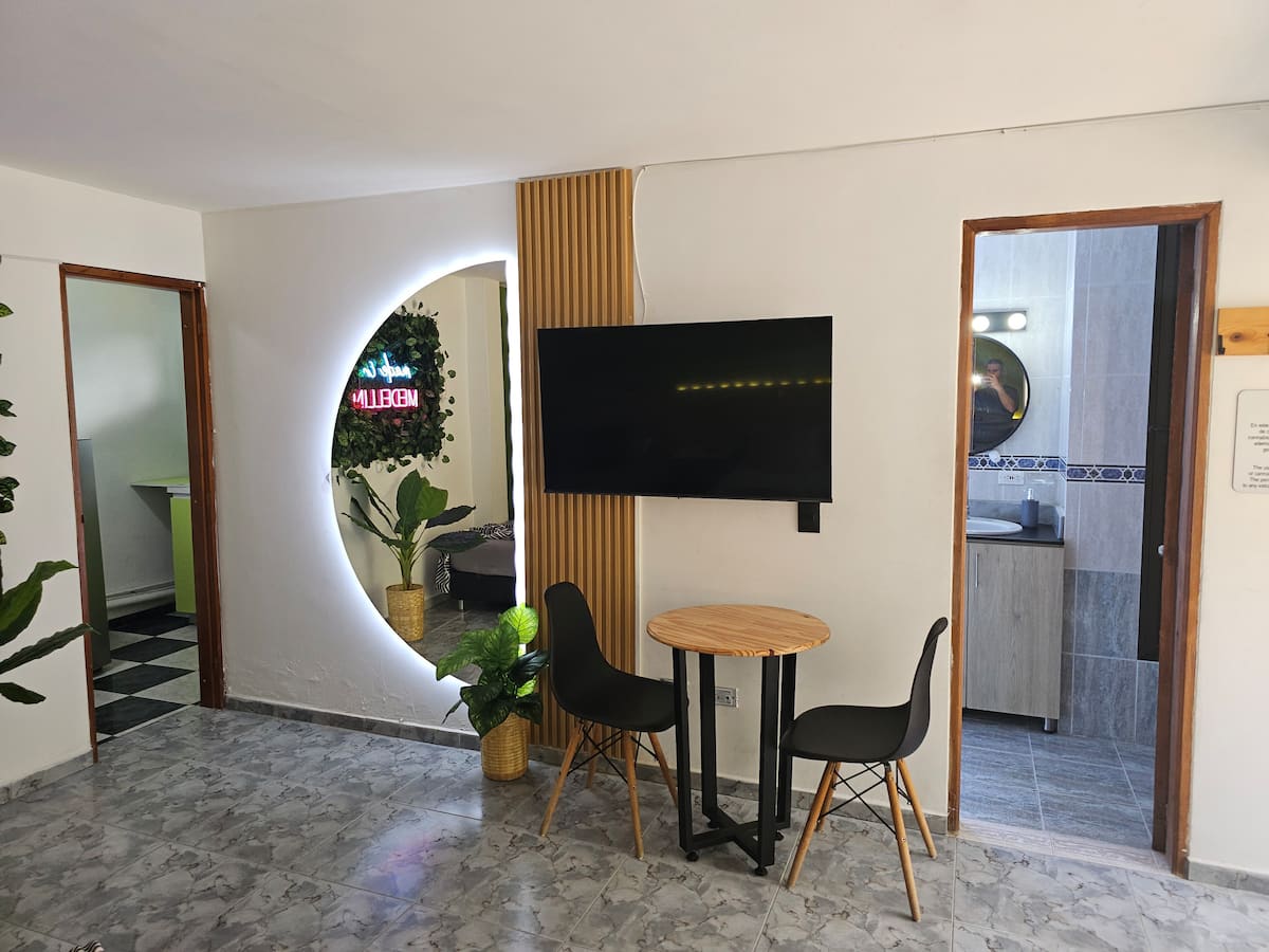 Aparta estudio en la frontera Poblado - Envigado
