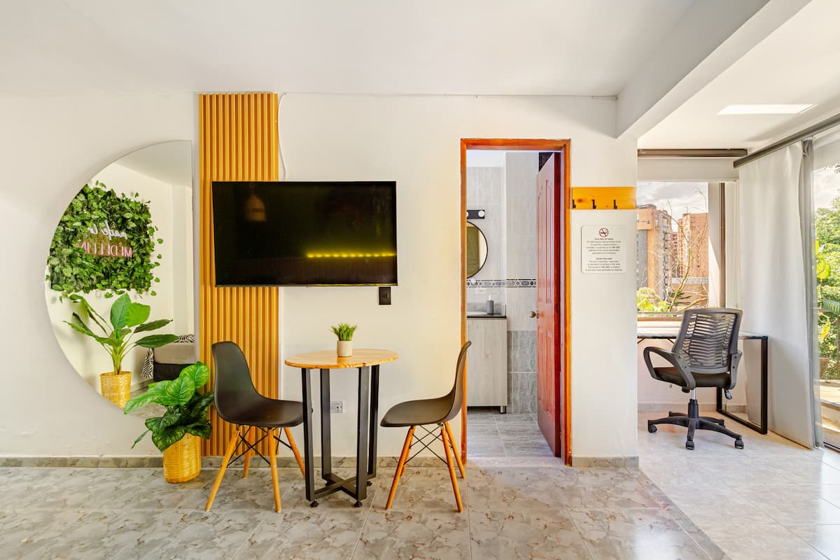 Aparta estudio en la frontera Poblado - Envigado