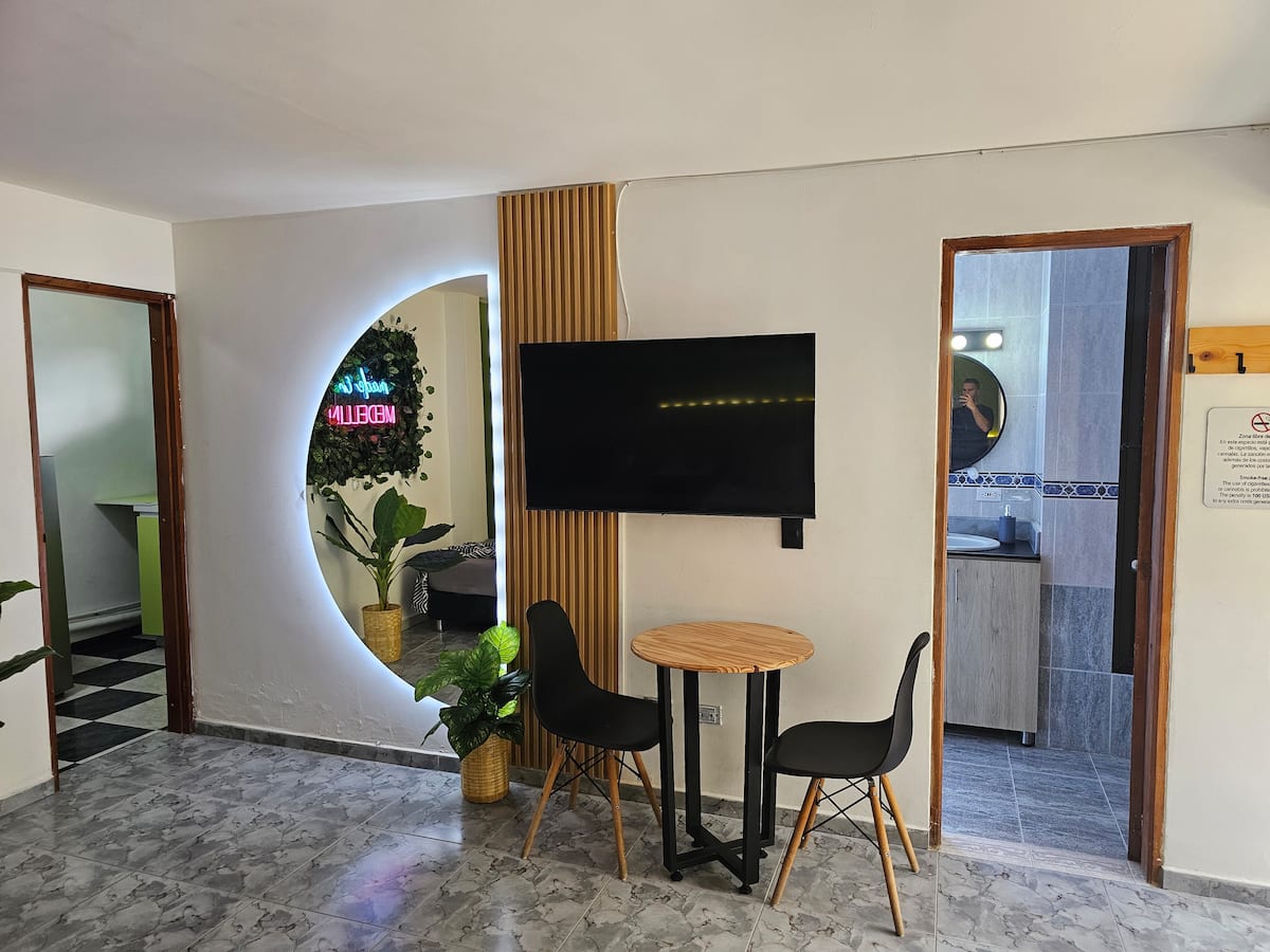 Aparta estudio en la frontera Poblado - Envigado