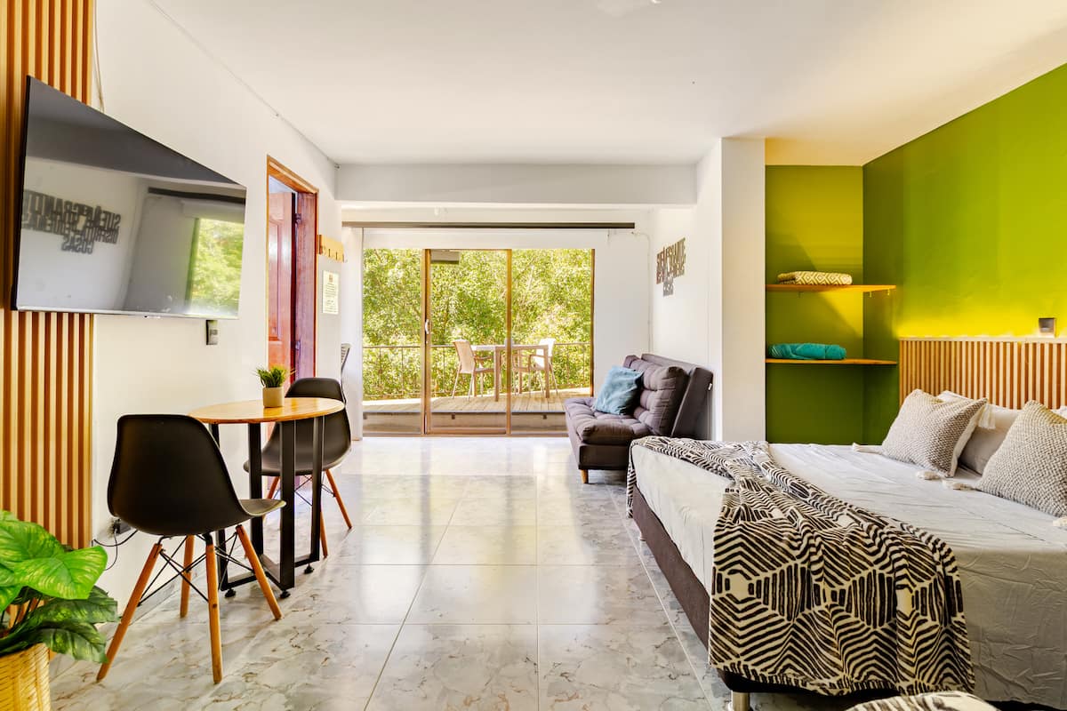 Aparta estudio en la frontera Poblado - Envigado