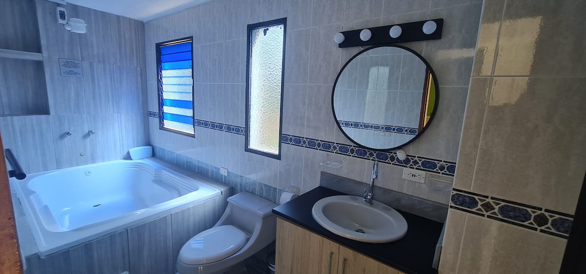 Aparta estudio en la frontera Poblado - Envigado