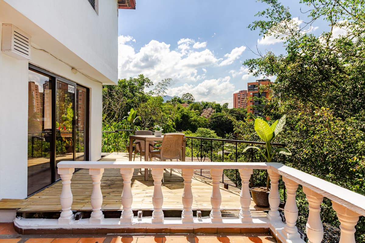Aparta estudio en la frontera Poblado - Envigado