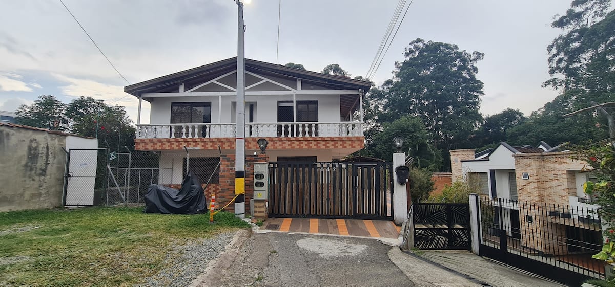 Aparta estudio en la frontera Poblado - Envigado