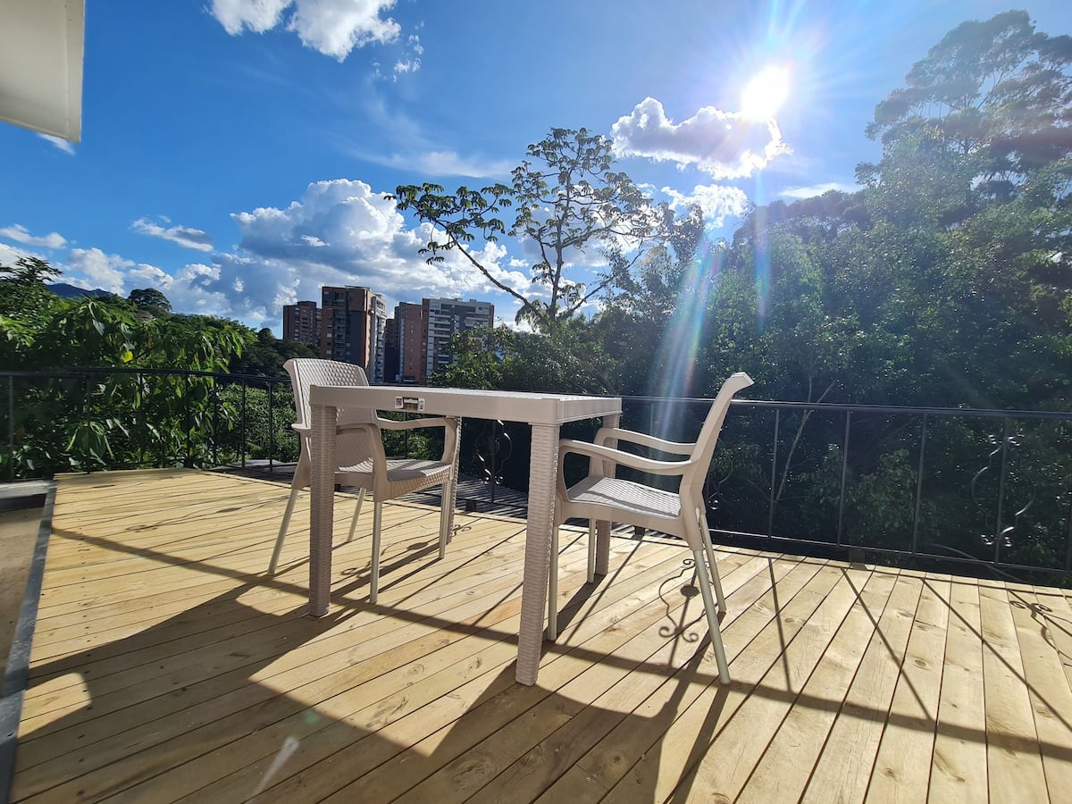 Aparta estudio en la frontera Poblado - Envigado