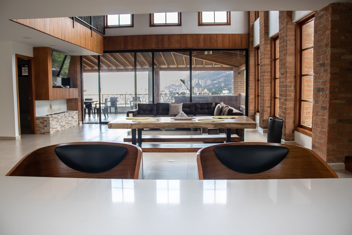 Villa de lujo moderna con vistas al horizonte y jacuzzi privado