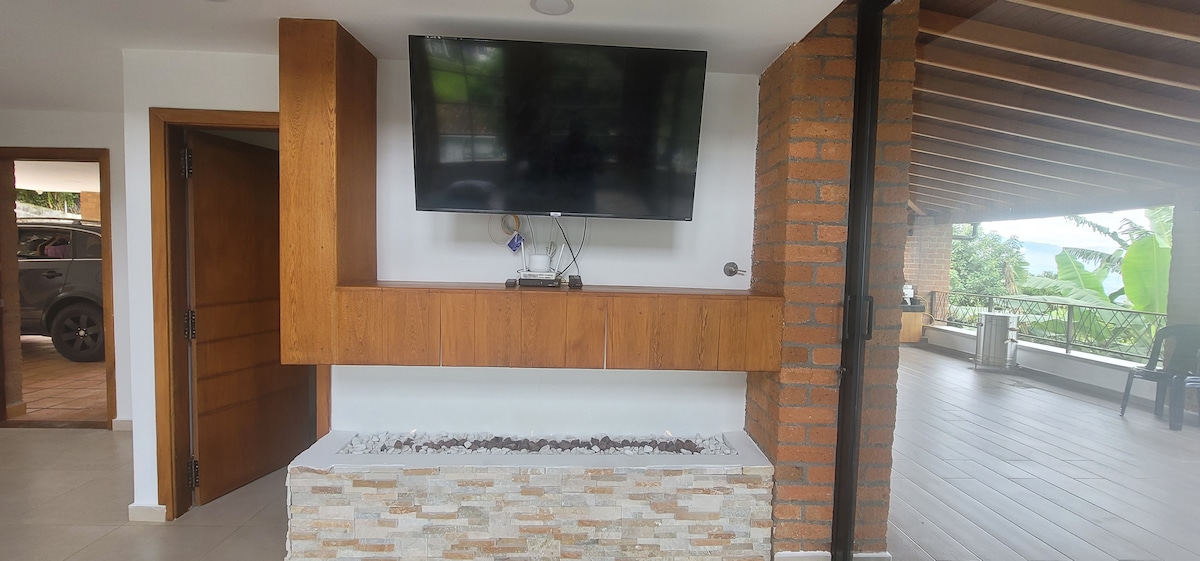 Villa de lujo moderna con vistas al horizonte y jacuzzi privado